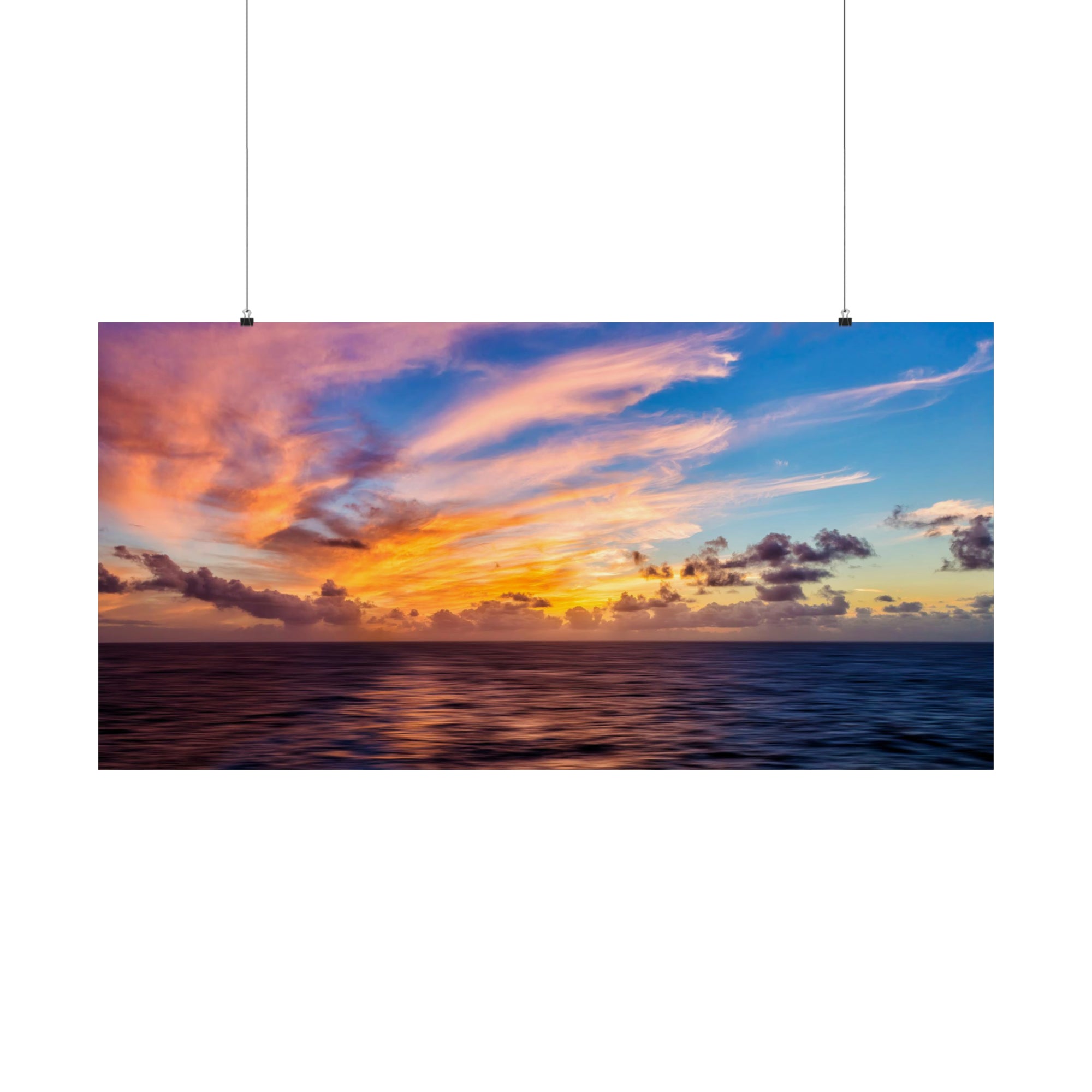 Perdu dans un coucher de soleil à Maui en mer Poster